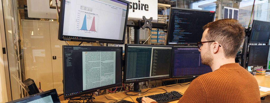 Picture of control screens Quantum Inspire in the QuTech lab. Picture by Marc Blommaert