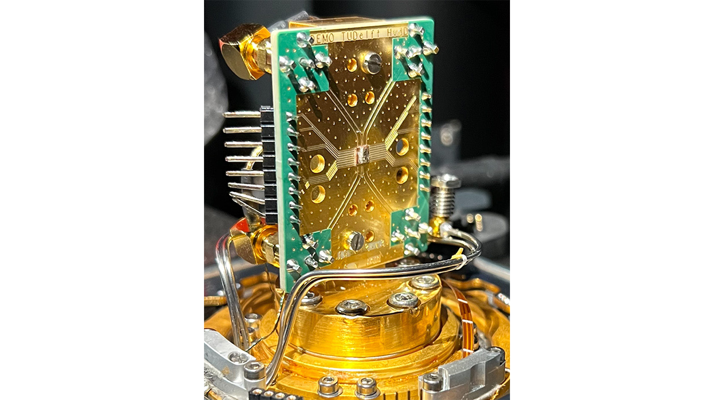 The diamond quantum chip used in the research ''Universal high-fidelity quantum gates for spin qubits in diamond', by H. P. Bartling, J. Yun, K. N. Schymik, et al., published in Physical Review Applied