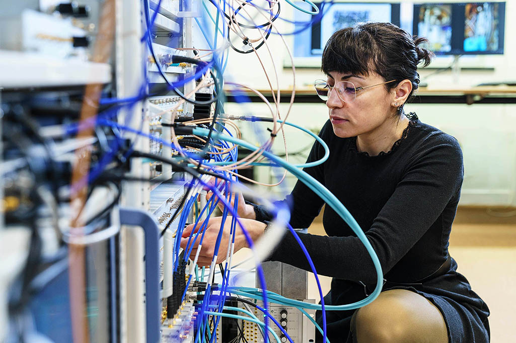 Researcher Figen Yilmaz in one of the QuTech labs
