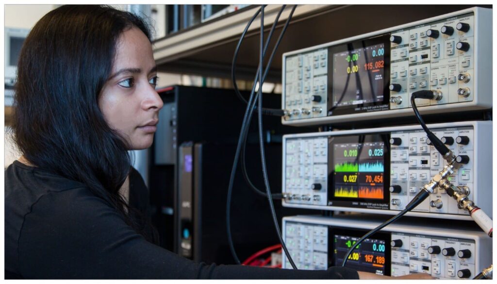 Anasua Chatterjee working in het lab at QuTech