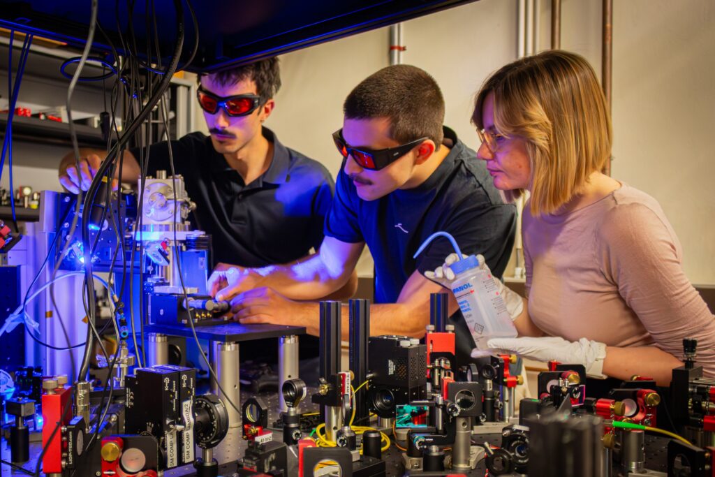 Researchers Nina Codreanu, Tim Turan and Daniel Bedialauneta Rodriguez at the experimental setup.