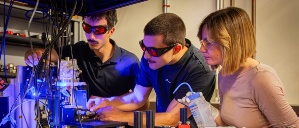 Coherent coupling of diamond colour centre to a nanocavity